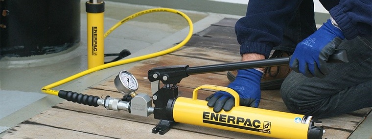 工人在使用恩派克牌千斤頂