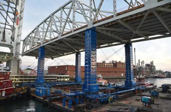 恩派克JS500在國外幾次的超過1500噸的頂升平移吊裝工程